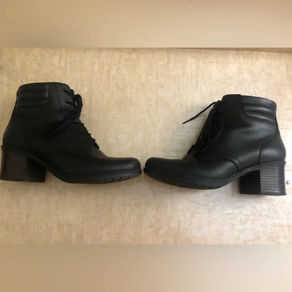 Black leather boots by Clarks - Picture 2 of 8